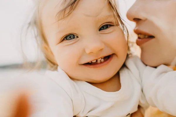 Крупный План Матери Держащей Свою Маленькую Счастливую Дочь Открытом Воздухе — стоковое фото