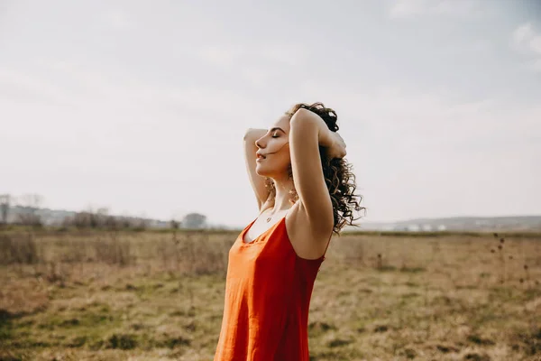 Jonge Vrouw Met Krullend Haar Draagt Een Rode Zomerjurk Geniet — Stockfoto