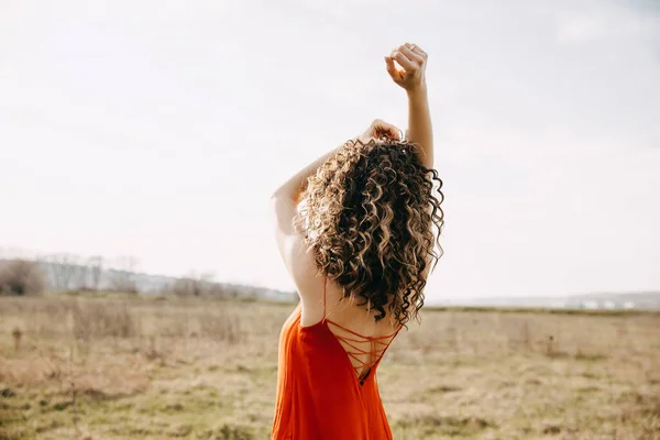 Giovane Donna Con Capelli Ricci Indossa Vestito Rosso Estate Backless — Foto Stock