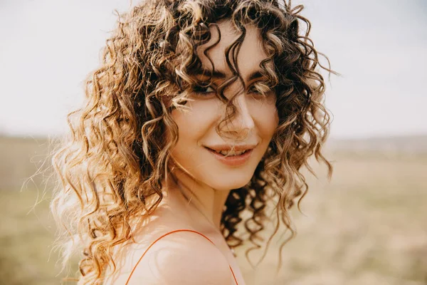 Portrait Young Brunette Woman Curly Hair Smiling Outdoors Sunlight — Stock Photo, Image