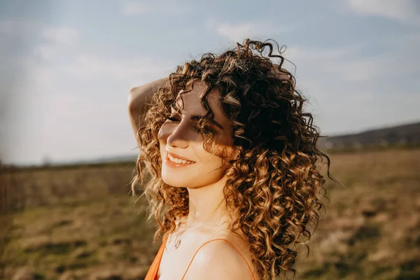Detailní Portrét Mladé Ženy Kudrnatými Vlasy Usmívající Venku Poli Užívající — Stock fotografie