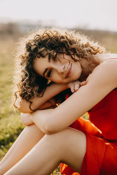 Giovane Donna Con Capelli Ricci Sorridente All Aperto Campo Guardando — Foto Stock