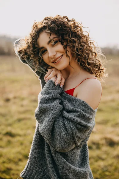 Mujer Joven Con Pelo Rizado Sonriendo Aire Libre Campo Mirando — Foto de Stock