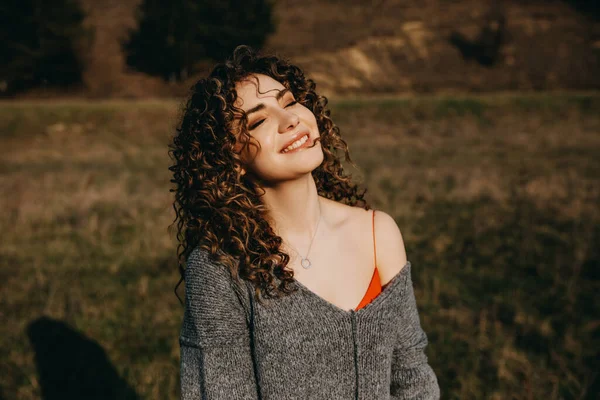 Portrét Mladé Ženy Kudrnatými Vlasy Usmívající Venku Slunci — Stock fotografie