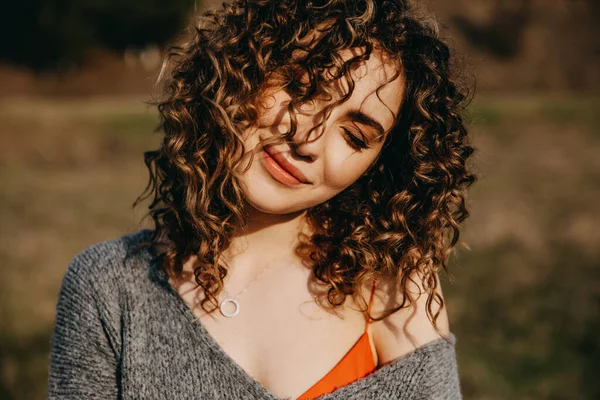 Primo Piano Ritratto Una Giovane Donna Con Capelli Ricci Sorridente — Foto Stock