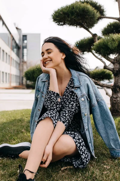 Happy Young Brunette Woman Wearing Denim Jacket Sitting Green Grass — Stock Photo, Image