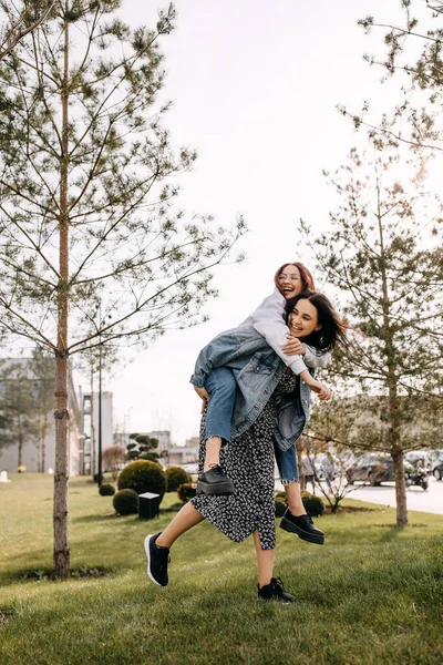 Dos Hermanas Divirtiéndose Aire Libre Riendo Concepto Mejores Amigos —  Fotos de Stock