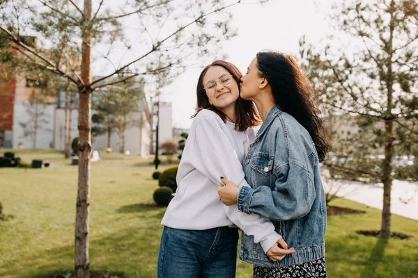 Schwestern Verbringen Lustige Zeit Zusammen Freien Konzept Der Besten Freunde — Stockfoto