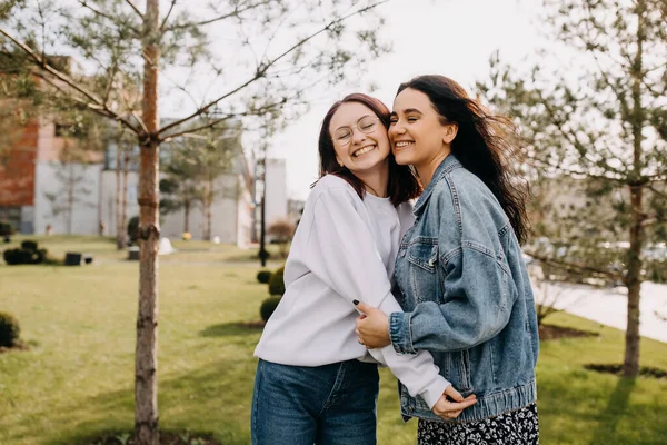 Dois Melhores Amigos Passando Tempo Divertido Natureza Abraçando Rindo Conceito — Fotografia de Stock