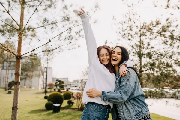 Καλύτεροι Φίλοι Περνάνε Καλά Έξω Αγκαλιασμένοι Και Γελώντας Αδελφές Έννοια — Φωτογραφία Αρχείου