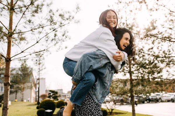 Twee Beste Vrienden Die Plezier Maken Een Park Lachen — Stockfoto