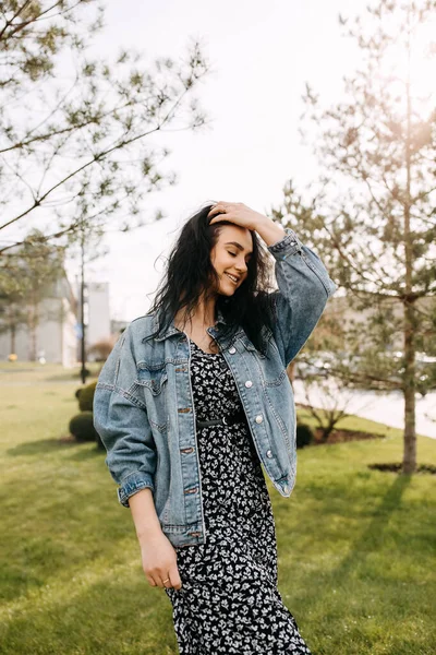 Giovane Donna Bruna Indossa Una Giacca Jeans All Aperto Sorridente — Foto Stock