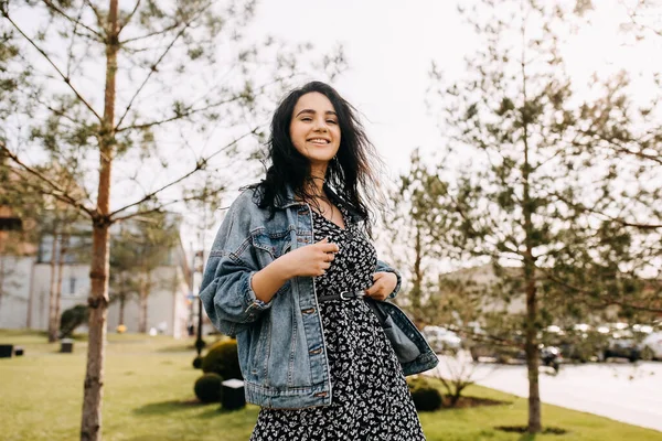 Giovane Donna Bruna Indossa Una Giacca Jeans All Aperto Parco — Foto Stock