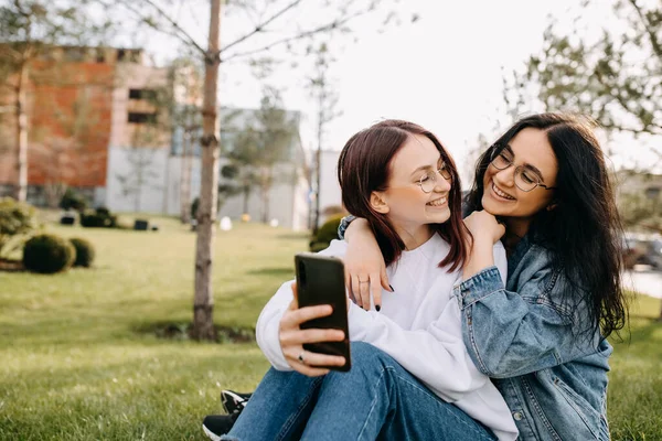 Parkta Mutlu Kızlar Gülümsüyor Akıllı Telefonla Kendi Portresini Çekiyorlar — Stok fotoğraf