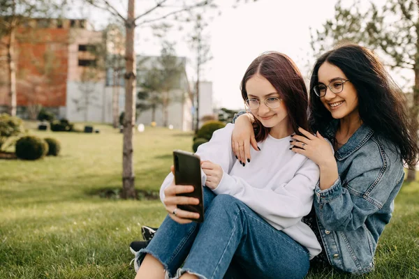 Dvě Sestry Parku Usmívají Dělají Autoportréty Chytrým Telefonem — Stock fotografie