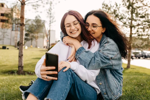 Iyi Iki Arkadaş Gülümsüyor Açık Havada Akıllı Bir Telefonla Kendi — Stok fotoğraf