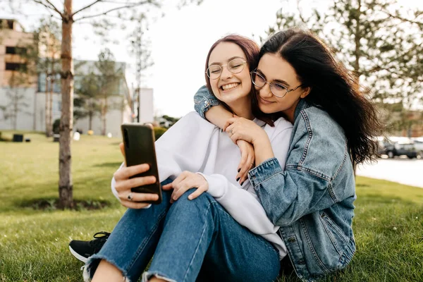 Twee Beste Vrienden Glimlachen Selfies Nemen Met Een Smartphone Buiten — Stockfoto