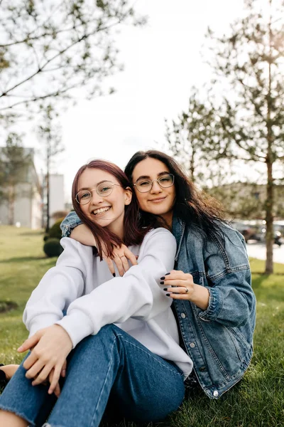 Two Best Friends Smiling Spending Time Outdoors Looking Camera — Stock Photo, Image