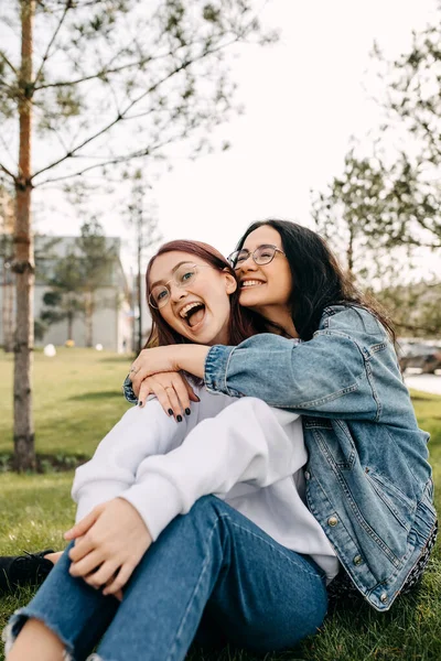 Twee Lachende Zussen Die Buiten Tijd Doorbrengen Beste Vrienden Concept — Stockfoto