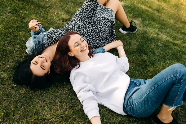 Két Nővér Mosolyog Szabadban Töltik Idejüket Zöld Füvön Fekszenek Parkban — Stock Fotó
