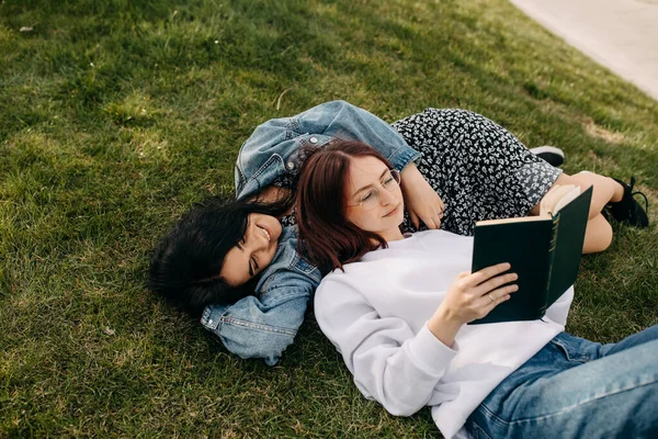 Due Sorelle Sdraiate Sull Erba Verde Parco Che Leggono Libro — Foto Stock