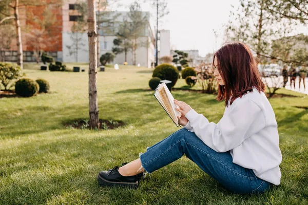 Κορίτσι Φοιτητής Κάθεται Στο Πράσινο Γρασίδι Ένα Πάρκο Και Διαβάζοντας — Φωτογραφία Αρχείου