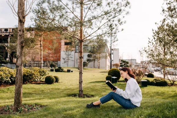 Giovane Donna Seduta Erba Verde All Aperto Leggendo Libro — Foto Stock