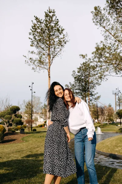 Hermanas Pasando Rato Divertido Juntas Parque Abrazándose Riendo Concepto Mejores —  Fotos de Stock