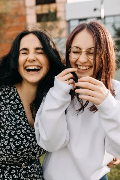 Dos Mejores Amigos Riendo Pasando Rato Divertido Aire Libre — Foto de Stock