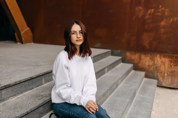 Mujer Joven Con Anteojos Sentada Escaleras Hormigón Frente Edificio — Foto de Stock