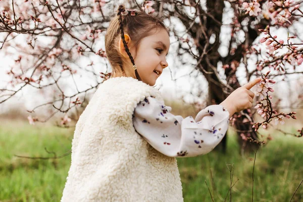 Liten Flicka Utomhus Ett Körsbärsträd Blom Leka Med Blommor — Stockfoto
