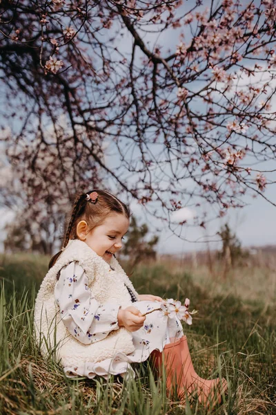 Little Girl Sitting Garden Cherry Tree Bloom Spring Day — Stock Photo, Image