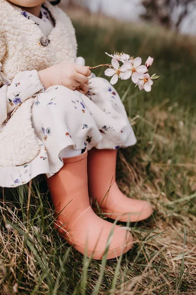 Närbild Liten Flicka Ben Bär Vintage Kläder Och Gummistövlar Sitter — Stockfoto