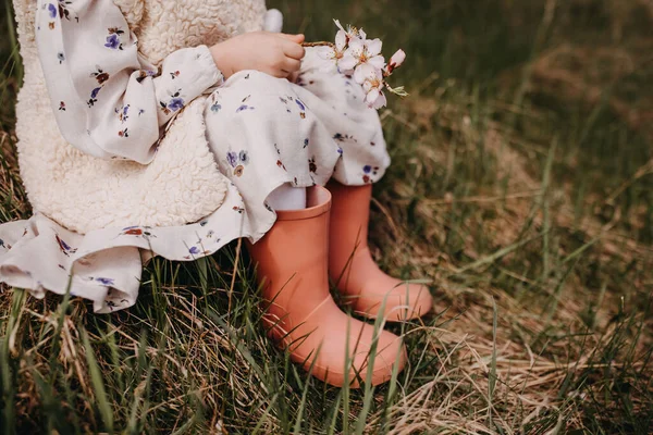 Närbild Liten Flicka Ben Bär Vintage Kläder Och Gummistövlar Sitter — Stockfoto