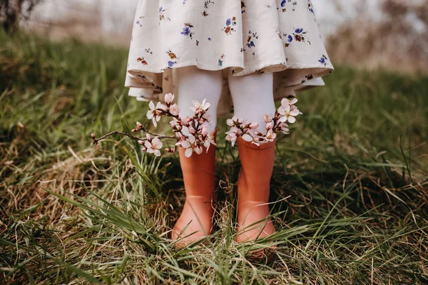 Primo Piano Una Bambina Gambe Piedi Giardino Con Fiori Ciliegio — Foto Stock