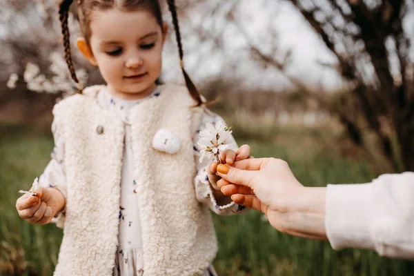 Mor Ger Blomma Till Sin Dotter Utomhus — Stockfoto