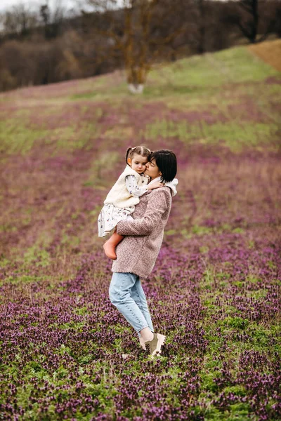 Mãe Filha Pequena Livre Campo Com Flores Roxas Abraçando — Fotografia de Stock