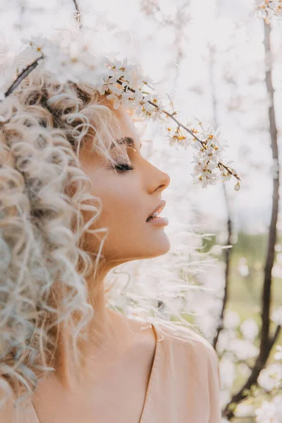 Portrait Young Blonde Woman Curly Hair Cherry Tree Flowers Bloom — Foto de Stock