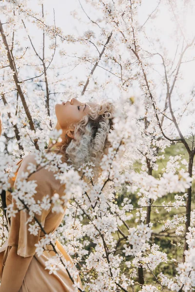 Mladá Blondýnka Kudrnatými Vlasy Třešňovém Stromě Bílými Květy — Stock fotografie