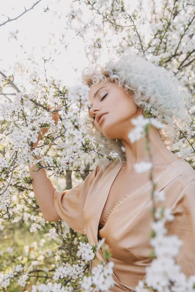 Portrait Young Blonde Woman Curly Hair Cherry Tree White Flowers — Foto de Stock