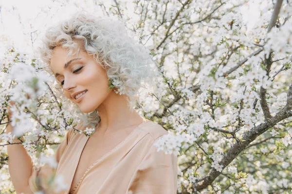 Portrait Young Blonde Woman Curly Hair Cherry Tree White Flowers — Foto de Stock