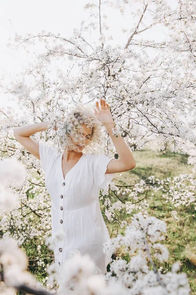 Νεαρή Ξανθιά Γυναίκα Σγουρά Μαλλιά Φορώντας Λευκό Φόρεμα Ποζάροντας Ανθισμένη — Φωτογραφία Αρχείου