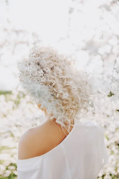 Mulher Loira Com Flores Cerejeira Seu Cabelo Livre Jardim Dia — Fotografia de Stock