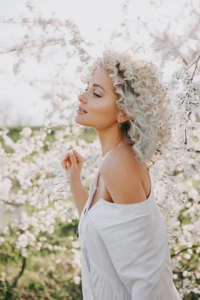Portrait Beautiful Young Blonde Woman Curly Hair White Cherry Tree — Foto de Stock