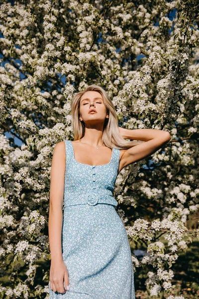 Jovem Com Cabelo Loiro Longo Vestindo Vestido Verão Parque Desfrutando — Fotografia de Stock