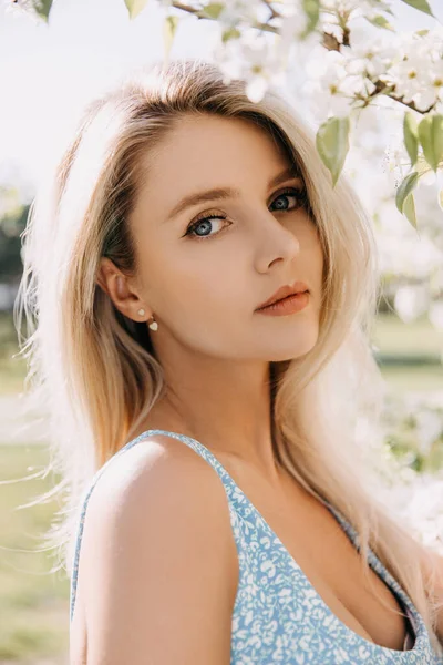 Detailní Portrét Mladé Ženy Blond Vlasy Modrýma Očima Venku Parku — Stock fotografie