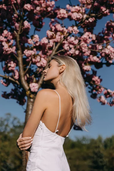 Mladá Žena Dlouhými Blond Vlasy Venku Parku Třešeň Kvetoucím Pozadí — Stock fotografie