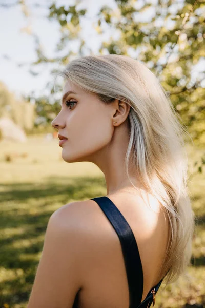 Portrét Mladé Ženy Blond Vlasy Modrýma Očima Venku Parku — Stock fotografie