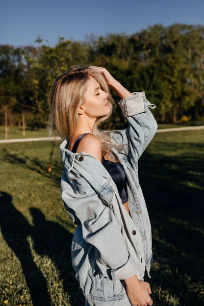 Mladá Žena Dlouhými Blond Vlasy Venku Parku Užívá Slunečného Počasí — Stock fotografie