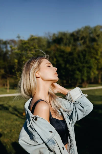 Giovane Donna Con Lunghi Capelli Biondi All Aperto Godendo Tempo — Foto Stock